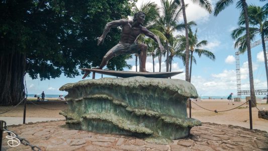 Surfer statue on Waikiki Beach, mid afternoon. hawaii-waikiki-6